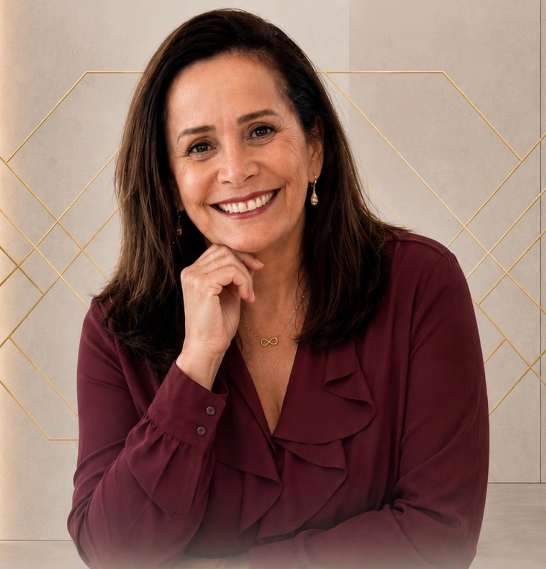 Celina Furtado, sorrindo, com blusa vinho